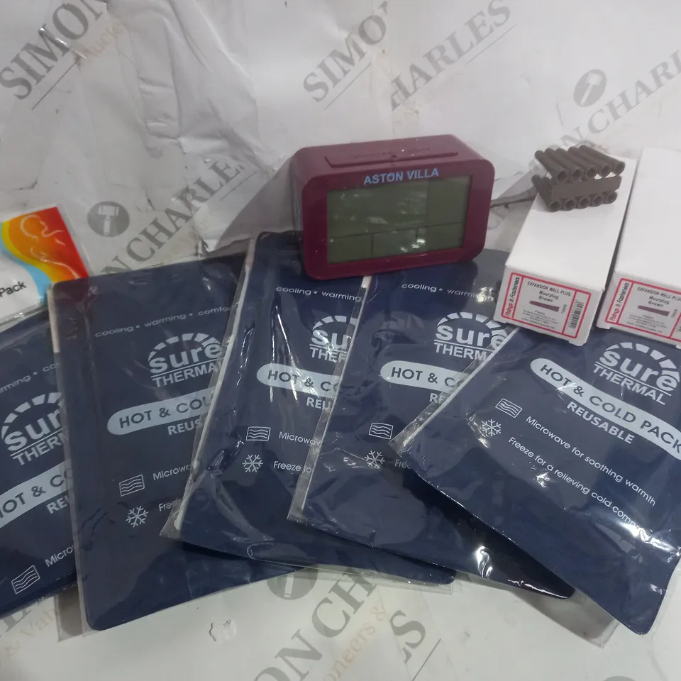 APPROXIMATELY 20 ASSORTED HO,ME ITEMS INCLUDING 10 BOXES OF BROWN EXPANSION WALL PLUG, ASTON VILLA ALARN CLOCK, REUSABLE HOT AND COLD PACK