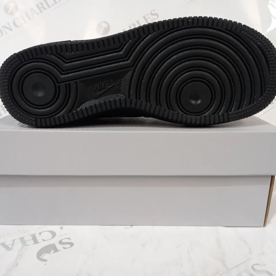 BOXED PAIR OF NIKE AIR FORCE 1 LE SHOES IN BLACK UK SIZE 4.5