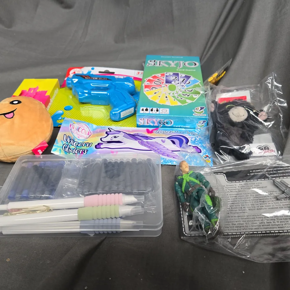 APPROXIMATELY 10 ASSORTED TOYS AND GAMES TO INCLUDE WATER GUN, CARD GAMES AND TEDDIES