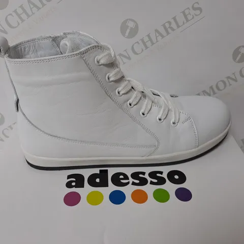BOXED LEATHER WHITE BOOTS SIZE 6