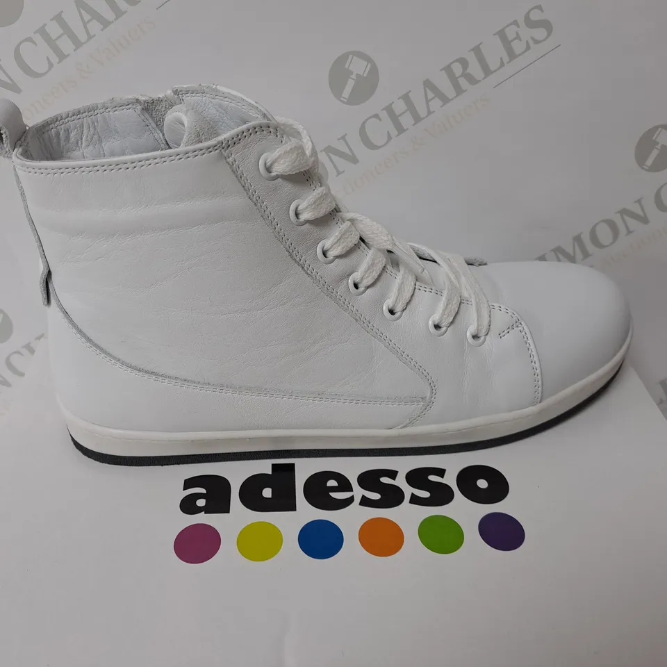BOXED LEATHER WHITE BOOTS SIZE 6