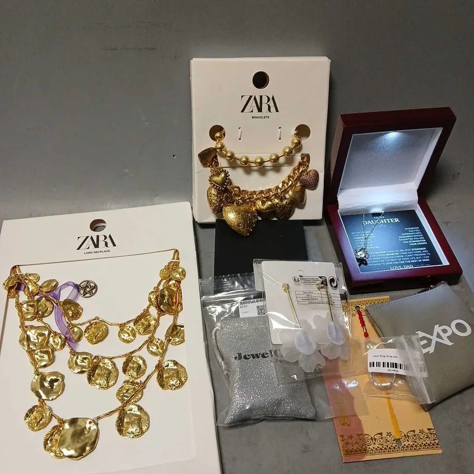 APPROXIMATELY 20 ASSORTED JEWELLERY/COSTUME JEWELLERY PRODUCTS TO INCLUDE RINGS, BRACELETS, NECKLACES ETC 