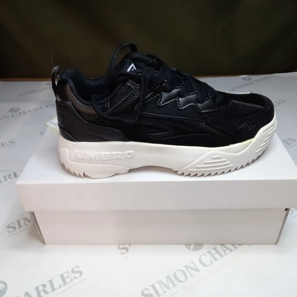 BOXED UMBRO EXERT LOW TRAINERS SIZE 4