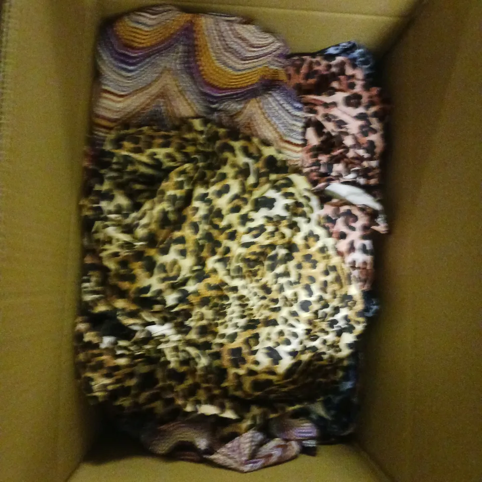 BOX OF APPROXIMATELY 10 ASSORTED CLOTHING AND FASHION ITEMS IN VARIOUS STYLES, SIZES, AND COLOURS / COLLECTION ONLY 