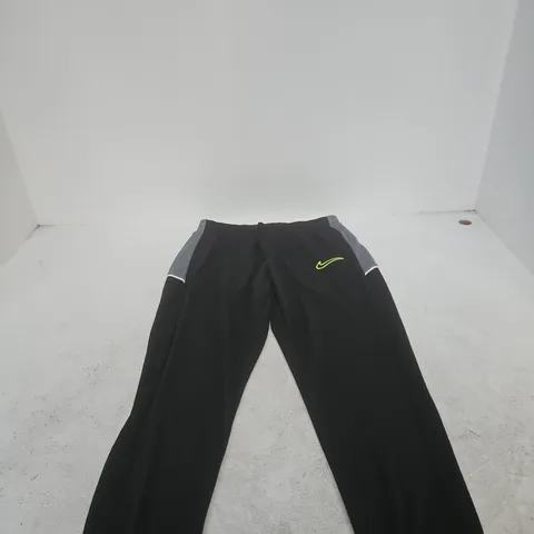 NIKE DRI-FIT MEN'S TRAINING PANTS – BLACK WITH GREY PANELS – SIZE M