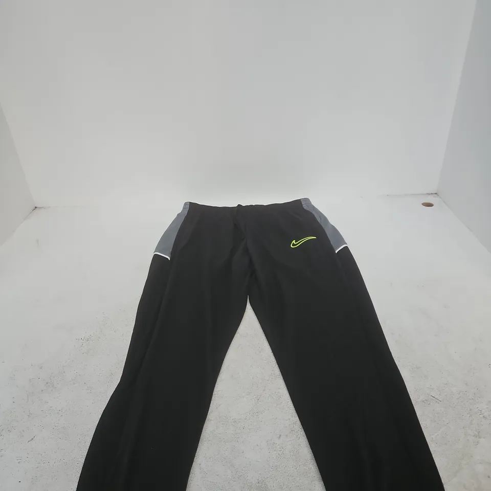 NIKE DRI-FIT MEN'S TRAINING PANTS – BLACK WITH GREY PANELS – SIZE M