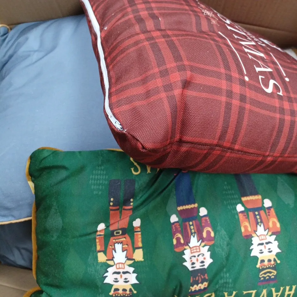 BOX OF APPROX. 8 ASSORTED PILLOWS TO INCLUDE - MERRY CHRISTMAS PILLOW - CHRISTMAS NUT CRACKER PILLOW - SLEEPDOWN BLUE CUSHION ECT