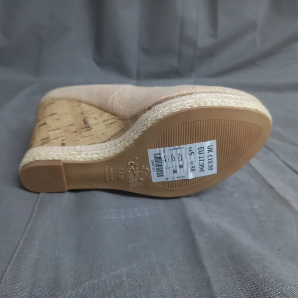 BOX OF APPROXIMATELY 8 DESIGNER WEDGE SHOES IN OAT MEAL - VARIOUS SIZES 