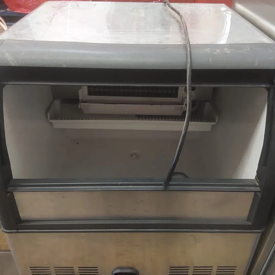 SCOTSMAN NUH100AS COMMERCIAL ICE MAKER