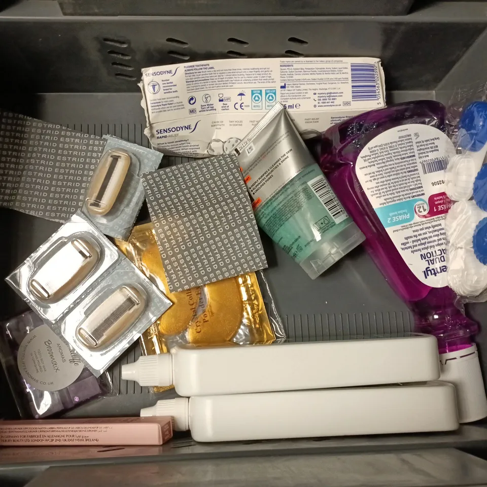 LOT OF APPROXIMATELY 22 ASSORTED HEALTH AND BEAUTY ITEMS TO INCLUDE DENTYL MOUTHWASH, BULLDOG SHAVE GEL AND LIP BUTTER