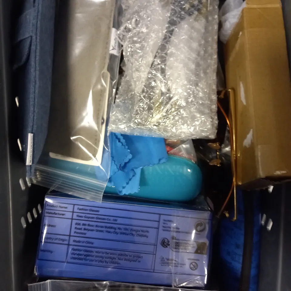 APPROXIMATELY 25 ASSORTED PRESCRIPTION SPECTACLES/SUNGLASSES IN VARIOUS STYLES 