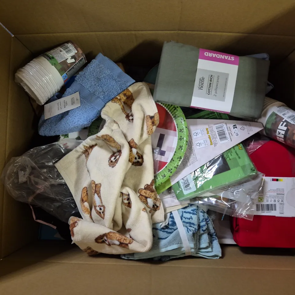 APPROXIMATELY 20 ASSORTED ITEMS TO INCLUDE MINECRAFT PARTY ITEMS, PILLOWCASES, FITTED SHEETS, ETC