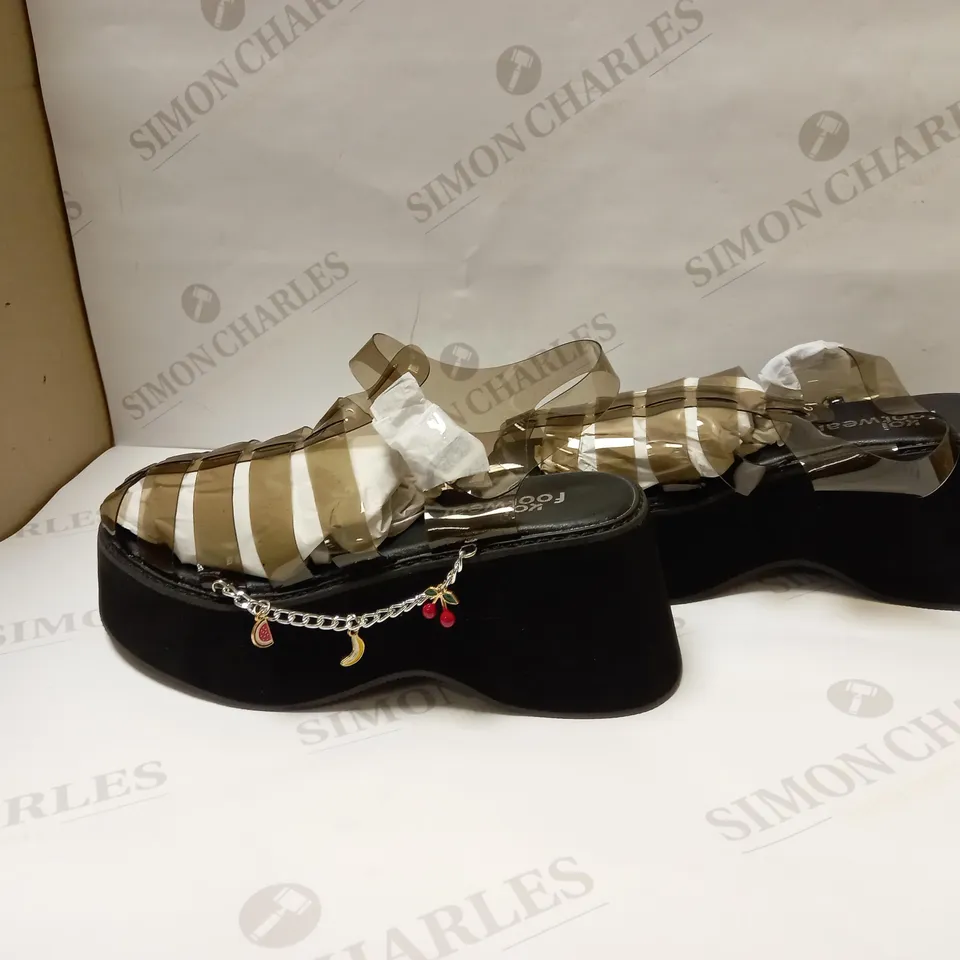 DESIGNER KOI TUTTI FRUTTI BLACK JELLY FLATFORM SANDALS SIZE 4 