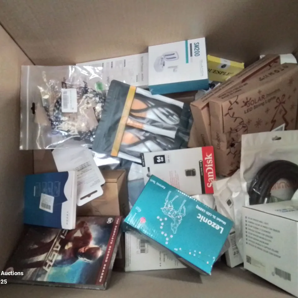 BOX CONTAINING LARGE AMOUNT OF BOXED ELECTRICAL ITEMS TO INCLUDE: SOLAR WALL LIGHTS, SCREEN PROTECTION COVERS, LED LIGHTS, POWER BANK, PHONE CASES AND LOTS MORE.