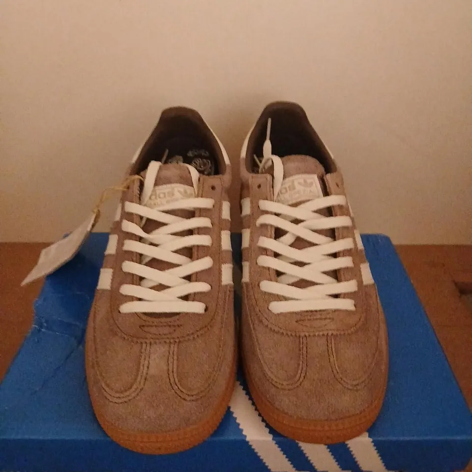 ADIDAS HANDBALL SPEZIAL W TRAINERS – TAN SUEDE, GUM SOLE, UK 5½