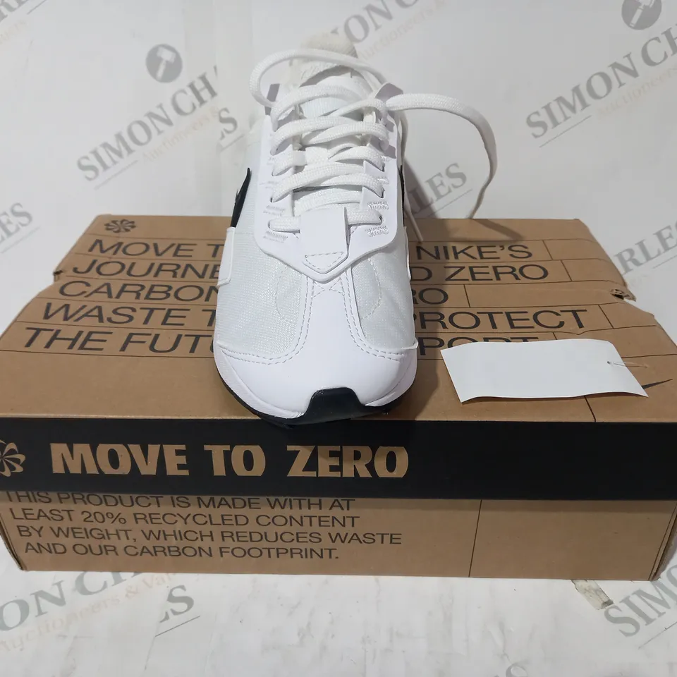 BOXED PAIR OF NIKE AIR MAX SHOES IN WHITE/BLACK UK SIZE 4.5