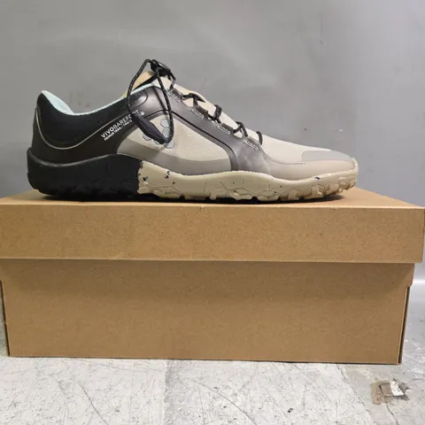 BOXED PAIR OF VIVO BAREFOOT PRIMUS TRAIL III SHOES IN PEBBLE SIZE UK 7