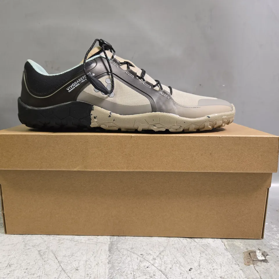 BOXED PAIR OF VIVO BAREFOOT PRIMUS TRAIL III SHOES IN PEBBLE SIZE UK 7