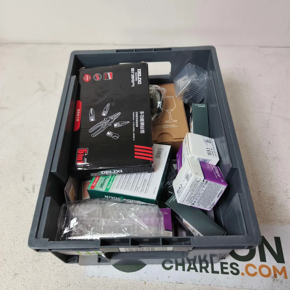 TOTE OF APPROXIMATELY 14 ASSORTED ITEMS TO INCLUDE: MY PROTEIN SHAKER
