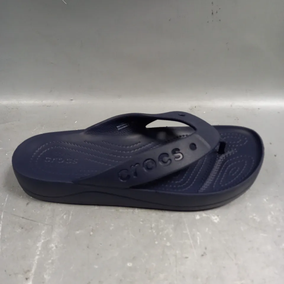 CROCS BAYA PLATFORM FLIP IN NAVY - 7