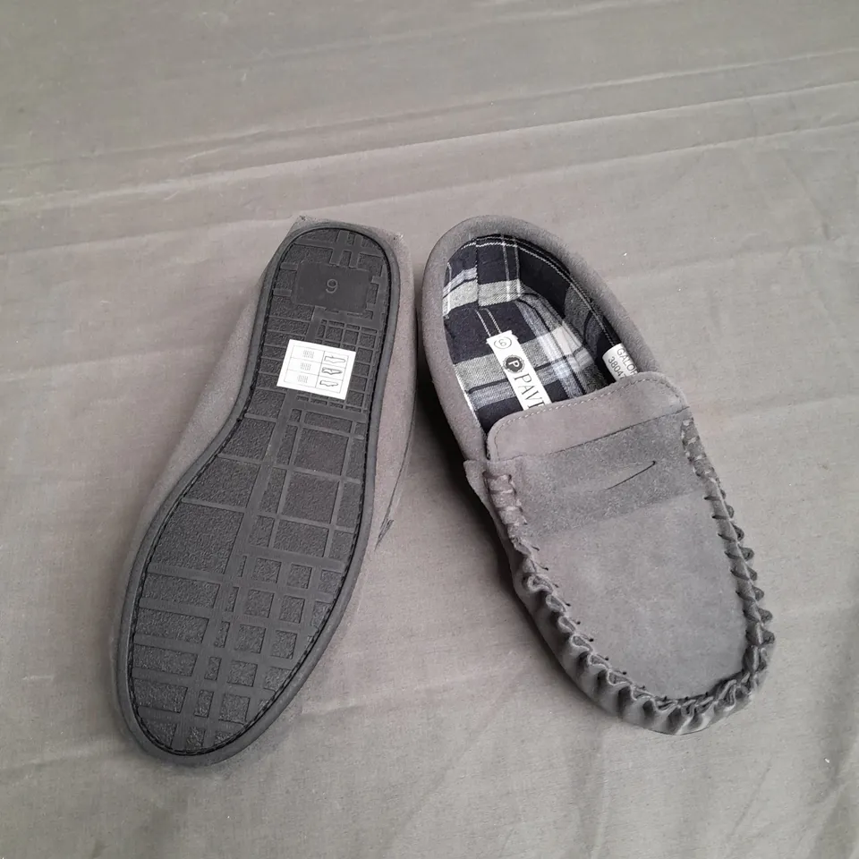 BOXED PAIR OF PAVERS GALOP GREY SLIPPERS SIZE UK 6