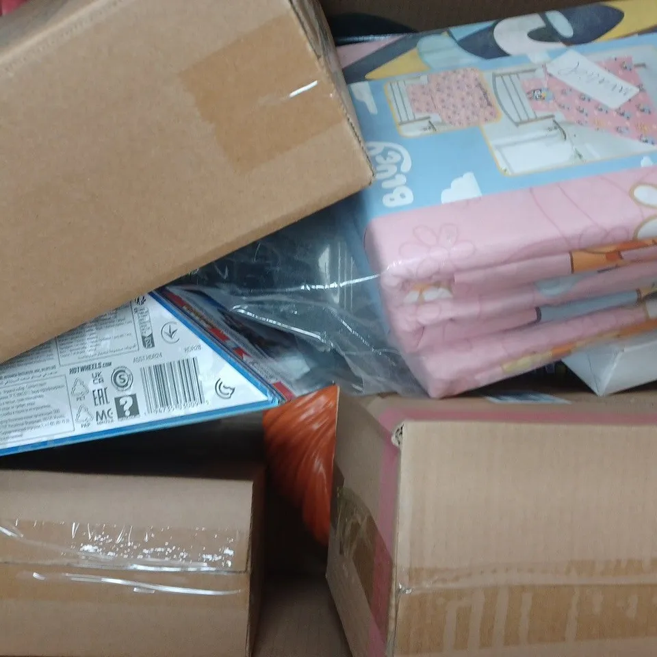 BOX OF APPROXIMATELY 10 ASSORTED HOUSEHOLD ITEMS TO INCLUDE FISH LIKE CRAZY, BLUEY FAMILY TRIP, HOT WHEELS DOWNTOWN CAR PARK, ETC - COLLECTION ONLY
