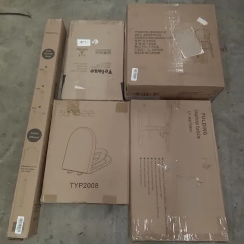 PALLET OF ASSORTED ITEMS INCLUDING SUNDEE TOILET SEAT, FOLDING LAPTOP TABLE, BARSTOOL, SIMPONICE RETRACTABLE GATE, VELAZE CAST IRON GRIDDLE