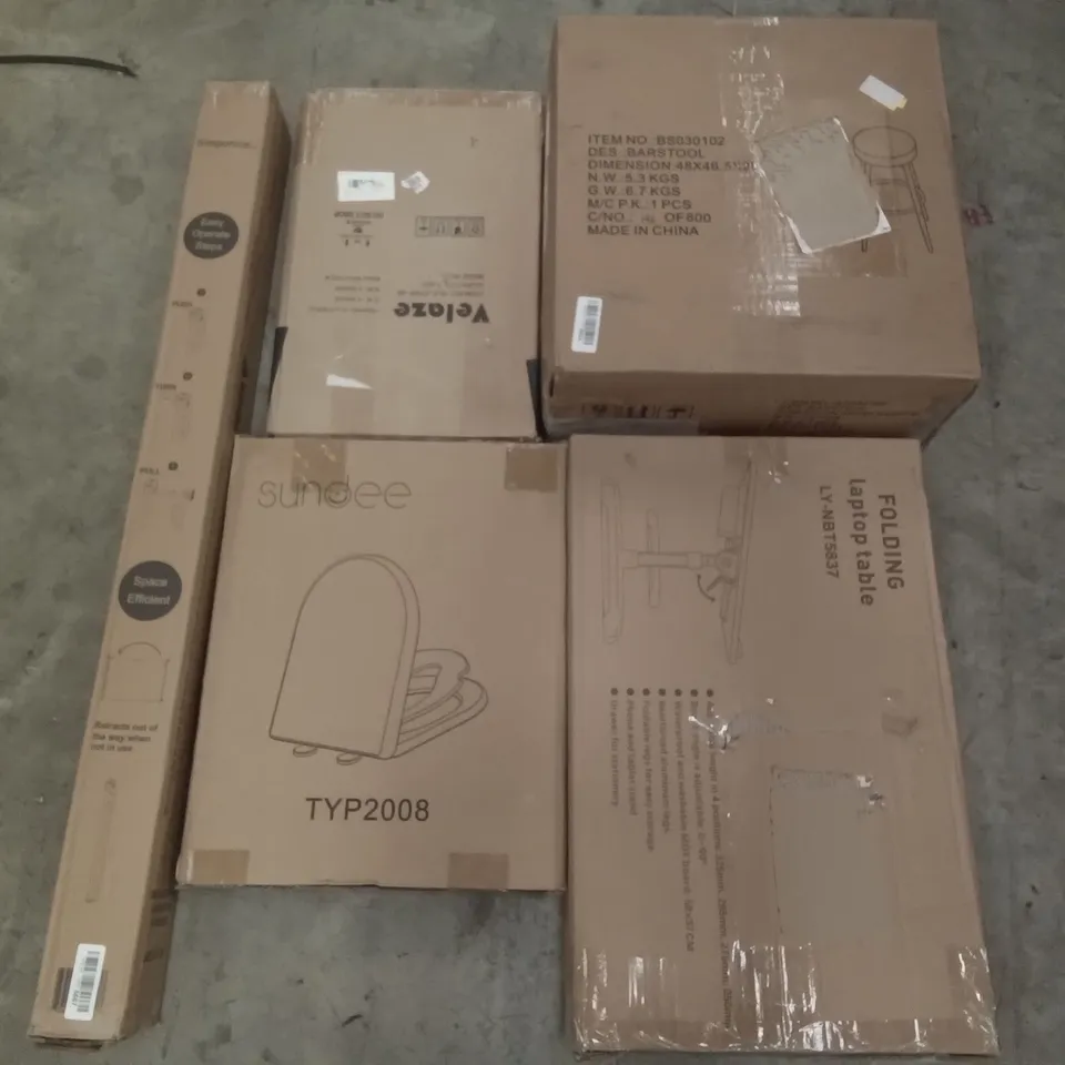 PALLET OF ASSORTED ITEMS INCLUDING SUNDEE TOILET SEAT, FOLDING LAPTOP TABLE, BARSTOOL, SIMPONICE RETRACTABLE GATE, VELAZE CAST IRON GRIDDLE