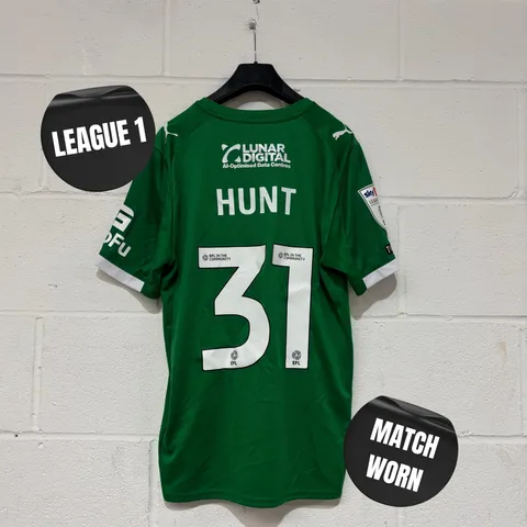 STOCKPORT COUNTY F.C LEAGUE ONE MATCH WORN THIRD KIT IN GREEN - UK M / JACK HUNT #31