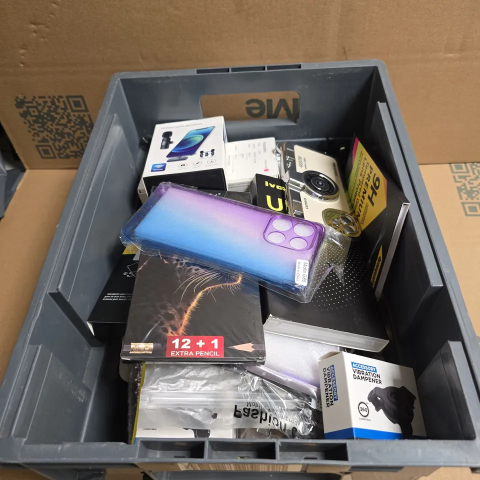 TOTE OF APPROXIMATELY 20 ASSORTED HOUSEHOLD ITEMS TO INCLUDE WIRELESS MICROPHONE, POWER BANK, PHONE CASES ETC