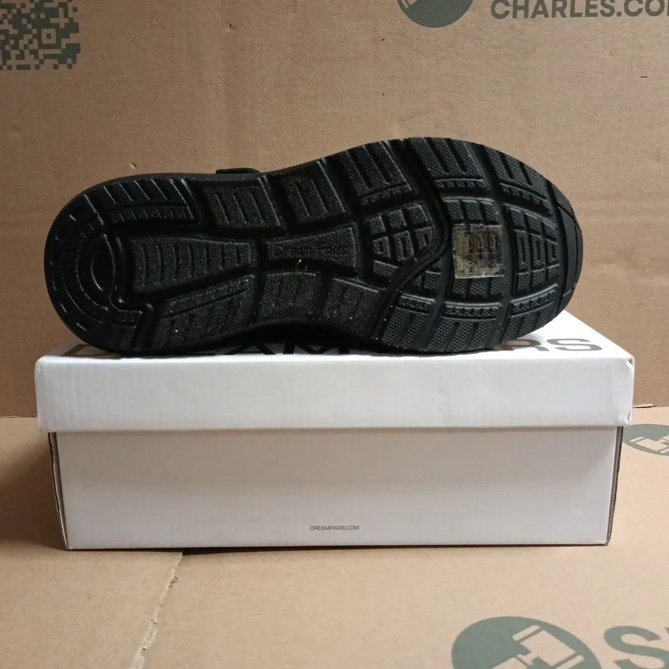BOXED PAIR OF DREAM PAIRS TRAINERS IN BLACK SIZE UK 4