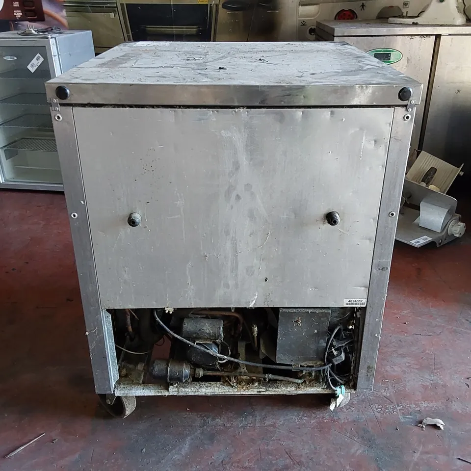 COMMERCIAL REFRIGERATOR UNIT