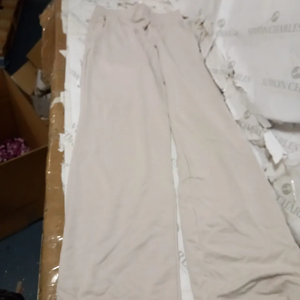 LOT OF APPROXIMATELY 5 ASSORTED CLOTHING ITEMS