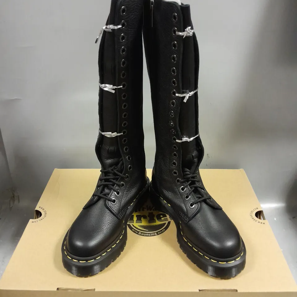 BOXED PAIR OF DR MARTENS BEX PISA KNEEHIGH LEATHER BOOTS IN BLACK SIZE UK 5