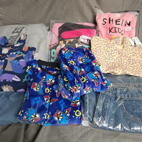 BOX OF APPROXIMATELY 30 ASSORTED KIDS CLOTHING ITEMS TO INCUDE - PYJAMAS, TOPS, JEANS, ETC