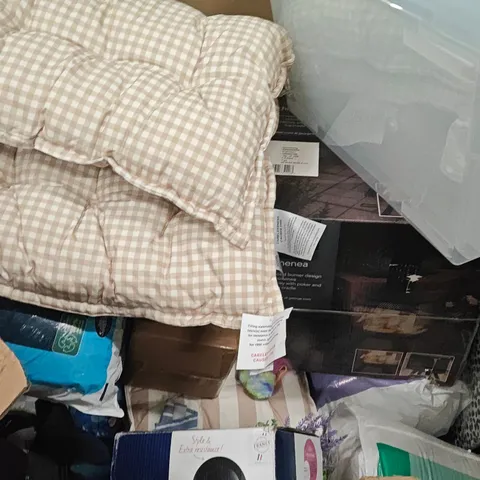 PALLET OF ASSORTED HOUSEHOLD GOODS AND PRODUCTS TO INCLUDE; STORAGE BOX,DUVET, PILLOWS,BLANKET,CUSHION