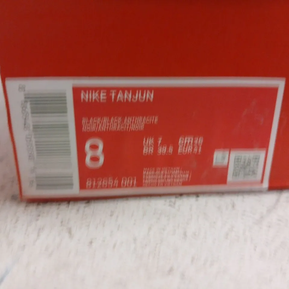 BOXED PAIR OF NIKE TANJUN RUNNING SHOES – UK SIZE 7