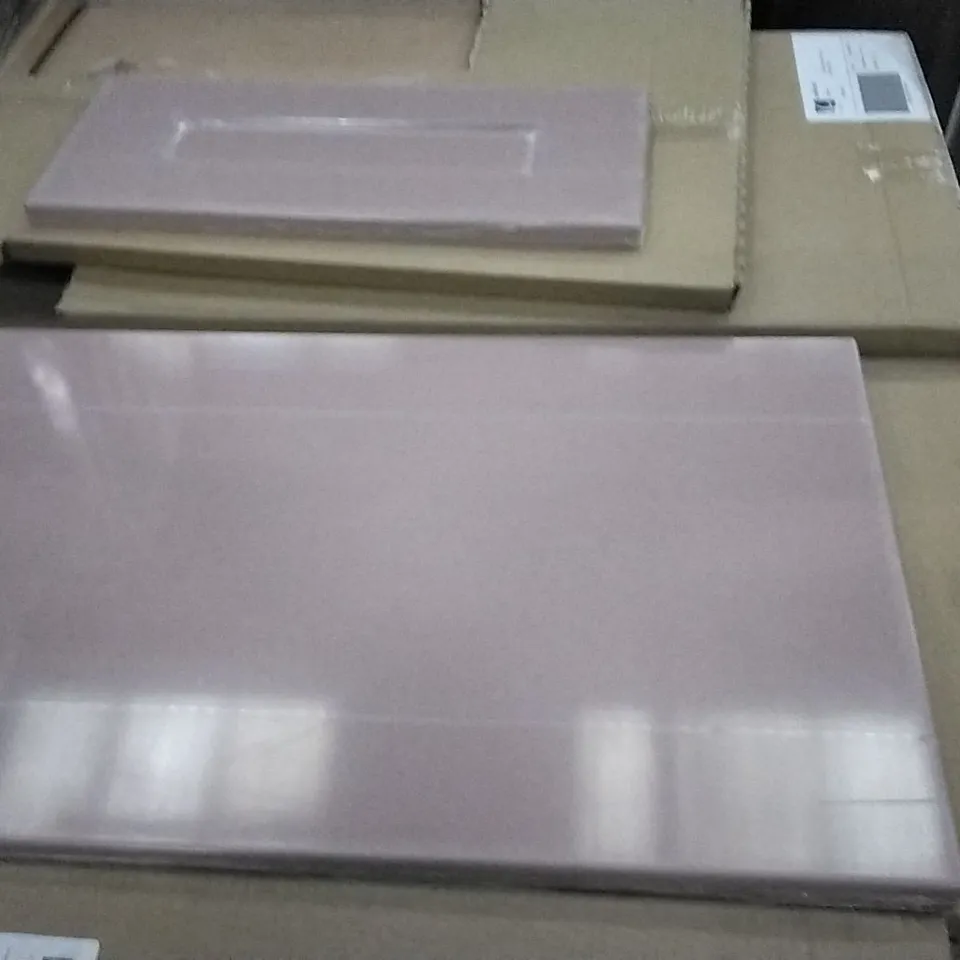 PALLET OF ASSORTED BATHROOM PANNELING