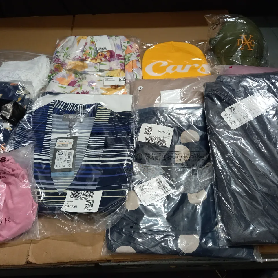 LARGE QUANTITY OF ASSORTED BAGGED CLOTHING ITEMS TO INCLUDE NEW LOOK, CIDER AND ULLA POPKEN