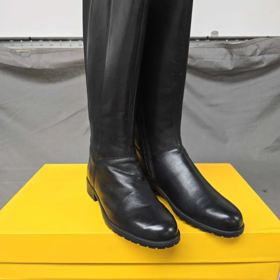BOXED PAIR OF STRIVE BLOOMSBURY BOOTS IN BLACK - 7