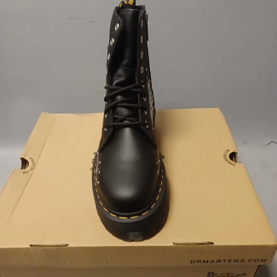 BOXED PAIR OF DR MARTENS AIRWAIR JADON CM BOOTS IN BLACK - 7