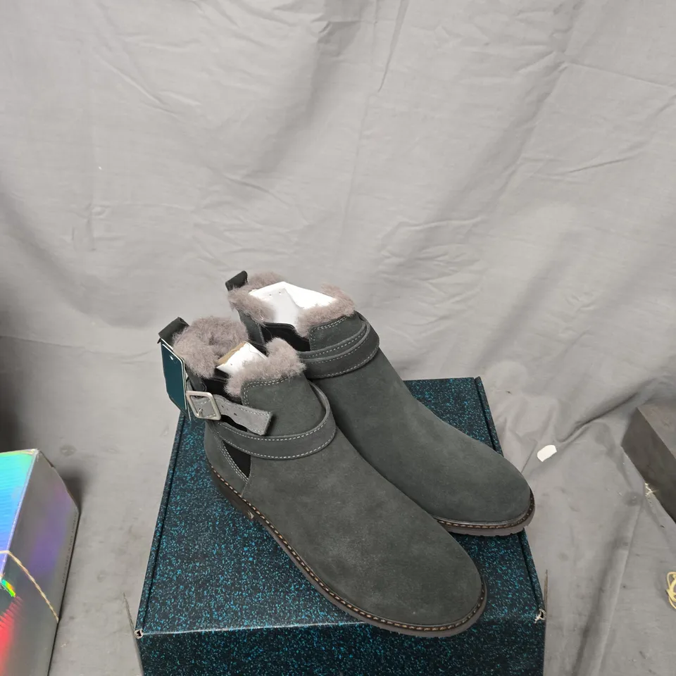 EMU AUSTRALIA GREY SUEDE FUR-LINED ANKLE BOOTS – BUCKLE STRAP UK 7