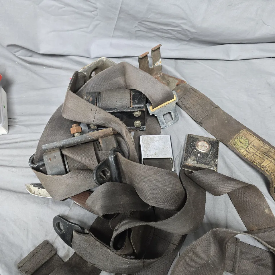 FORD MOTOR COMPANY VINTAGE COMPACT AUTOMATIC SAFETY HARNESS SET