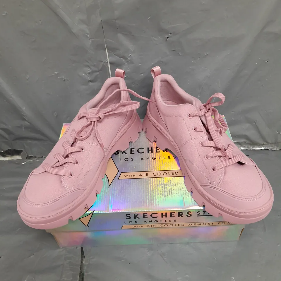 BOXED PAIR OF SKECHERS STREET MEMORY FOAM TRAINERS IN MAUVE SIZE 6