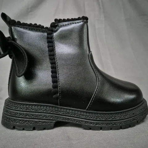 BOXED PAIR OF UNBRANDED KID'S ANKLE BOOTS IN BLACK W. BOW DETAIL EU SIZE 31