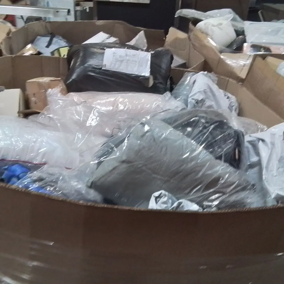 PALLET CONTAINING A LARGE QUANTITY OF PILLOWS 