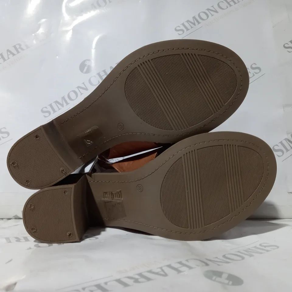 PAIR OF MODA IN PELLE LASSANDRA SANDALS IN TAN SIZE 6