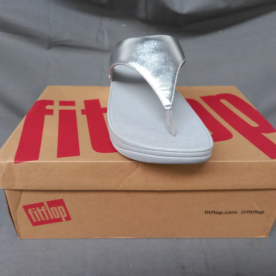BOXED PAIR OF FITFLOP LULU LEATHER TOE-POST SANDALS IN METALLIC SILVER UK SIZE 8