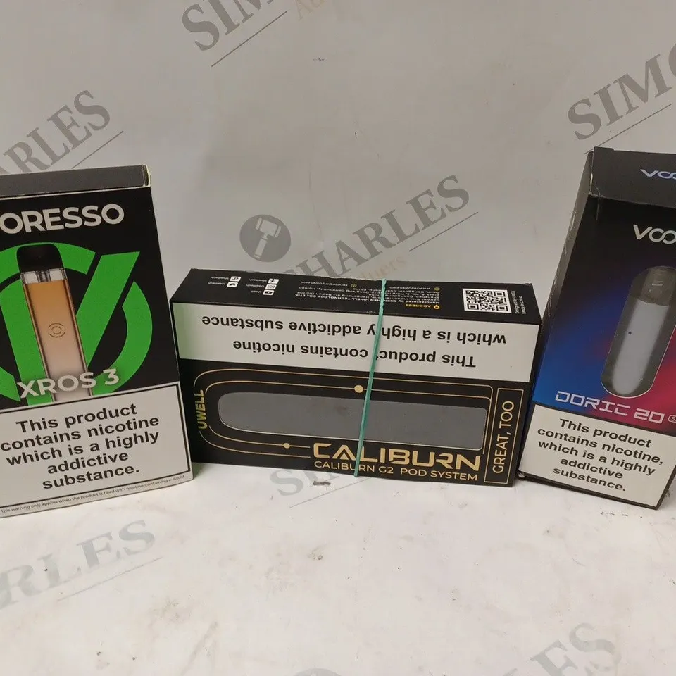 APPROXIMATELY 20 VAPES & E-CIGARETTES TO INCLUDE VOOPOO DORIC 20 SE, CALIBURN G2 POD SYSTEM, VAPORESSO XROS 3, ETC
