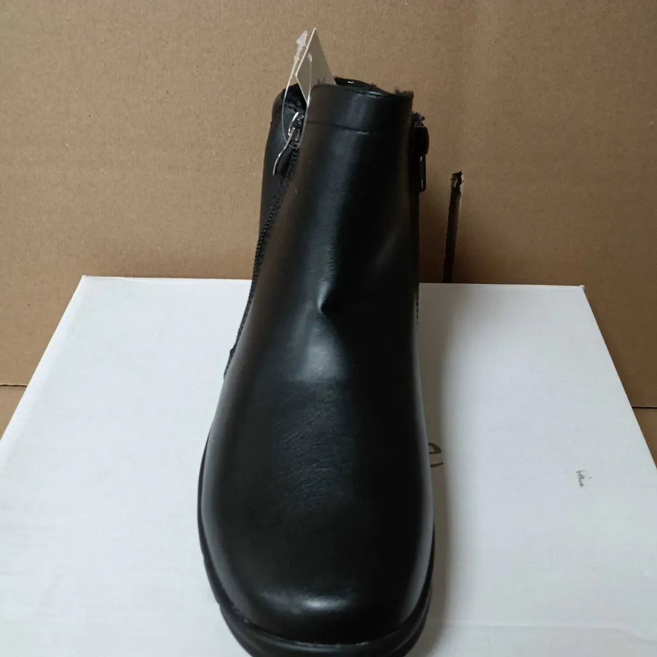 BOXED PAIR OF WOMEN'S BLACK LEATHER-LOOK ANKLE BOOTS WITH SIDE ZIP – SIZE 5